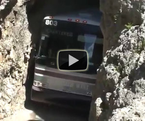 Autobus passa in uno spazio impossibile