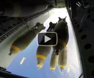 B-52 sgancia bombe su un'isola