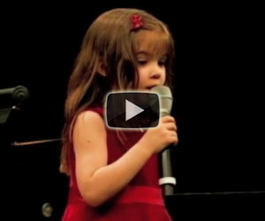 Bimba di 5 anni canta l'Ave Maria