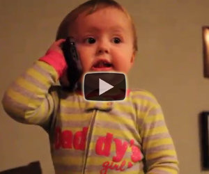 Bimba parla al telefono col papà