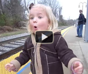 Bimba vede il treno per la prima volta