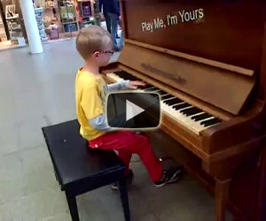 Un bimbo di 8 anni suona Chopin senza aver mai preso lezioni