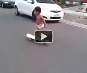 Bimbo di 2 anni va sullo skateboard