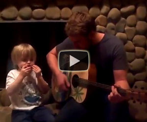 Papà e figlio di 3 anni duettano cantando un pezzo dei Beatles