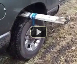 Un modo incredibile per liberare un'auto intrappolata nel fango