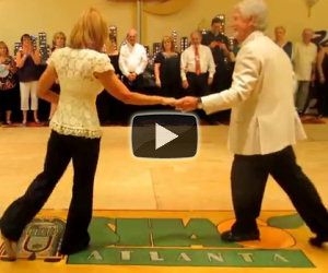 Coppia danza in modo molto affiatato