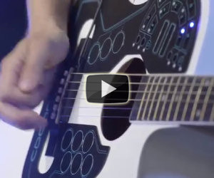 Applica uno strano accessorio sulla chitarra, il suono è incredibile