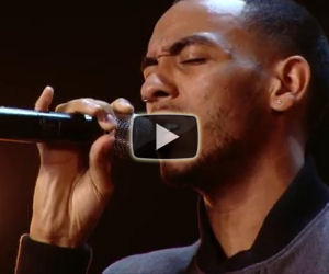 Dedica la canzone all'amico scomparso e fa commuovere tutti