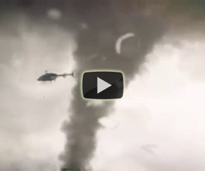 Elicottero risucchiato da un tornado