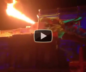 Un incredibile show di luci su un edificio per festeggiare il nuovo anno