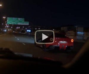 Una Ferrari F12 sfida un'auto in autostrada ma si schianta su un muro