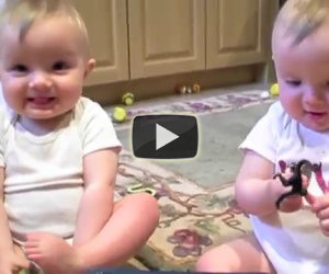 Gemelli imitano lo starnuto del papà