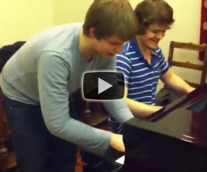 Un genio del pianoforte si diverte con un amico, un duetto epico!