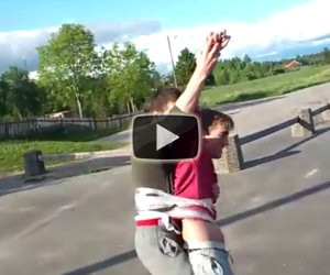 E' sulla sedia a rotelle, il suo amico gli fa provare cosa significa camminare