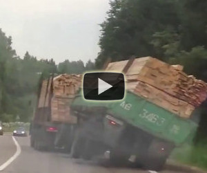 Grosso camion perde il suo carico