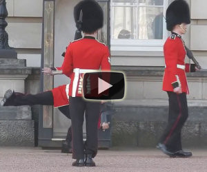 Cade durante il cambio delle guardie a Buckingham Palace