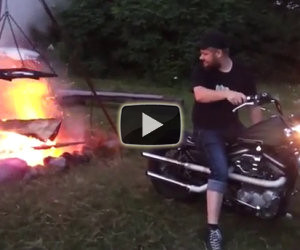 Accende fuoco con una Harley Davidson
