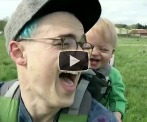 Il papà prende un soffione, la reazione del bambino è fantastica