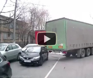 Questo camion pesca un'automobile e non vuole più mollarla