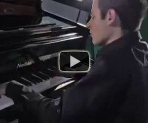 Il pianista più veloce al mondo si esibisce in modo straordinario