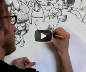 Prende una matita e inizia a disegnare un'opera incredibile sul muro