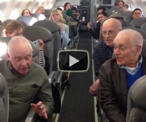 L'aereo è in ritardo ma a bordo c'è una sorpresa per i passeggeri