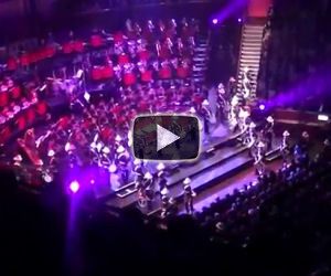 La banda va sul palco e regala uno spettacolo di percussioni unico
