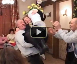 Marito ubriaco prende la moglie in braccio ma combina un disastro