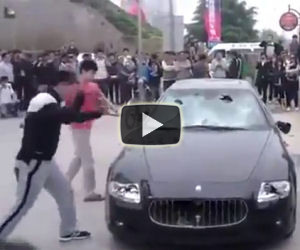 Maserati distrutta a colpi di mazza