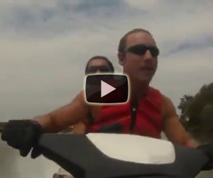 Andare a terra con una moto d'acqua