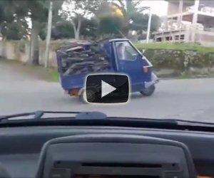 Questa motoape è troppo carica di legna, ecco cosa succede...