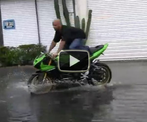 Motociclista si diverte in una pozza