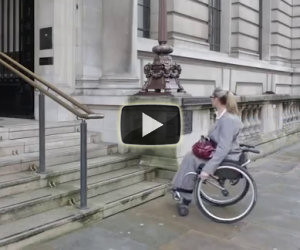 Una donna disabile non può salire le scale, ma preme un pulsante e...