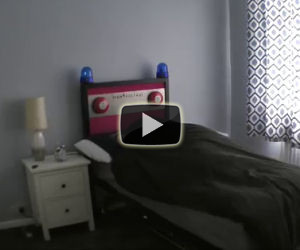 Sembra un letto normale ma suona la sveglia ed ecco cosa accade