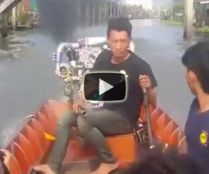 Una piccola barca con un motore potentissimo sfreccia sul canale