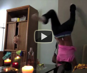 Ragazza va a fuoco mentre balla