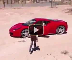 Bambino guida una Ferrari