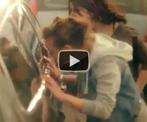 Vedono un cane chiuso dentro un'auto sotto il sole e lo salvano