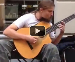 Sembra un artista di strada come tanti, ma suona la chitarra da Dio!