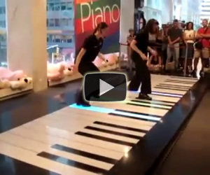 Suonano un pianoforte gigante, la loro esibizione fa urlare il pubblico