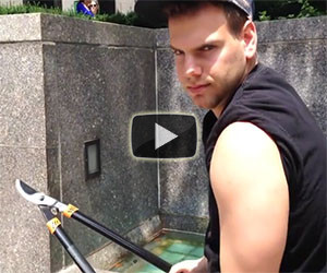 Va in giro tagliando i selfie stick con una cesoia, ecco le reazioni!