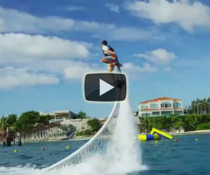 Hoverboard che vola sull'acqua