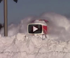 I binari sono coperti di neve, l'arrivo del treno è uno spettacolo