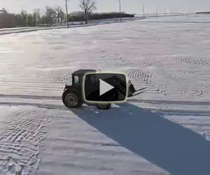 Questo trattore avanza nella neve e fa qualcosa di veramente originale