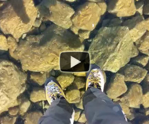 Un lago ghiacciato trasparente
