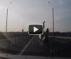 Un motociclista molto fortunato