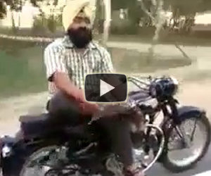 Un motociclista molto rilassato