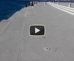 Questo incredibile pontile suona con le onde del mare