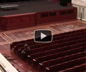 Sembra un normale teatro ma ecco cosa accade in 2 minuti