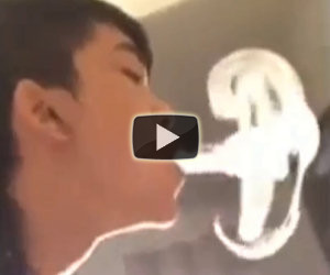 Mentre fuma una sigaretta realizza una medusa con il fumo